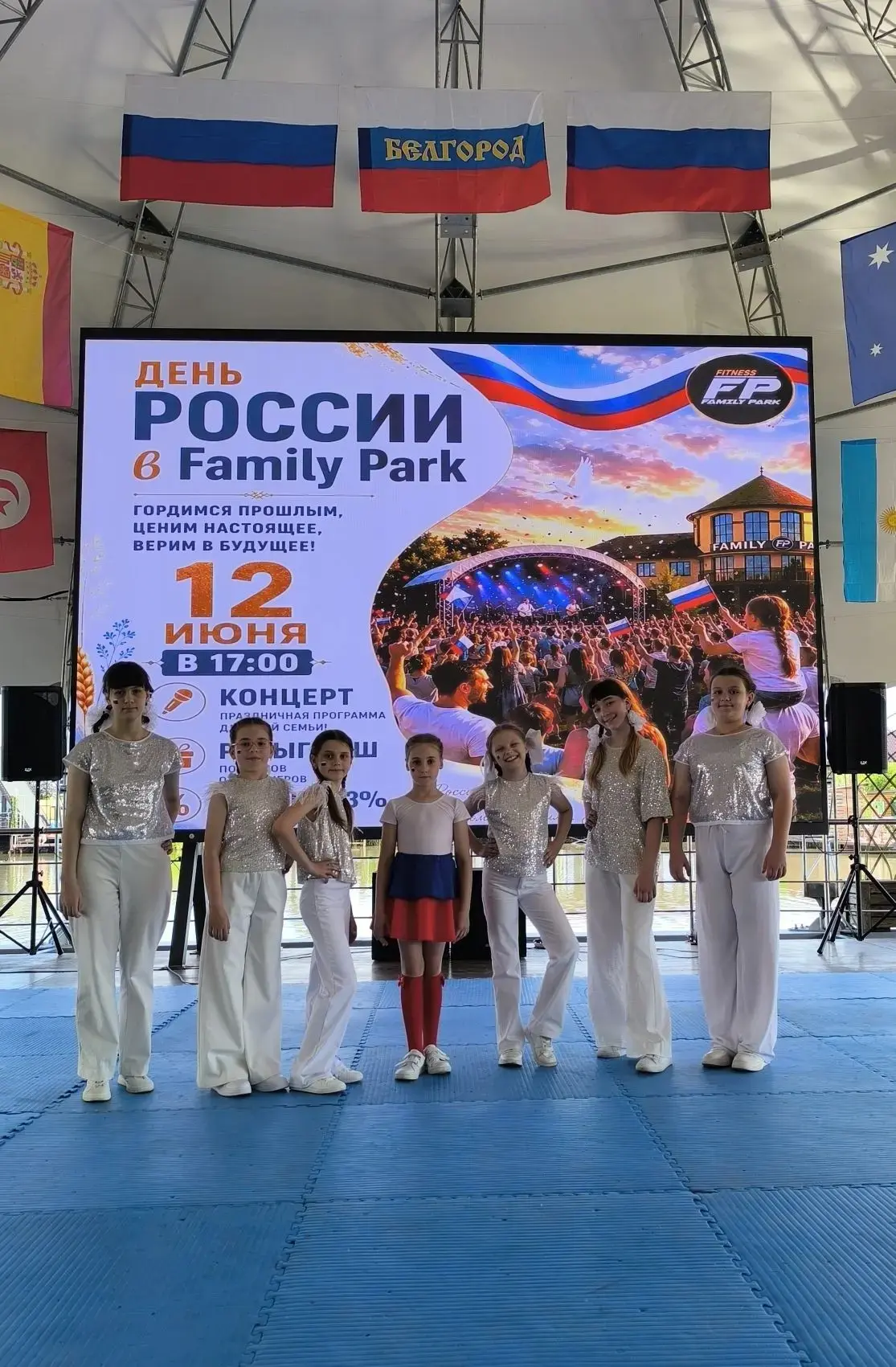 Самые активные участники вокально- эстрадного коллектива "ФаСоль" 
Ульяна Роменко
Анна Шелудченко
Ди