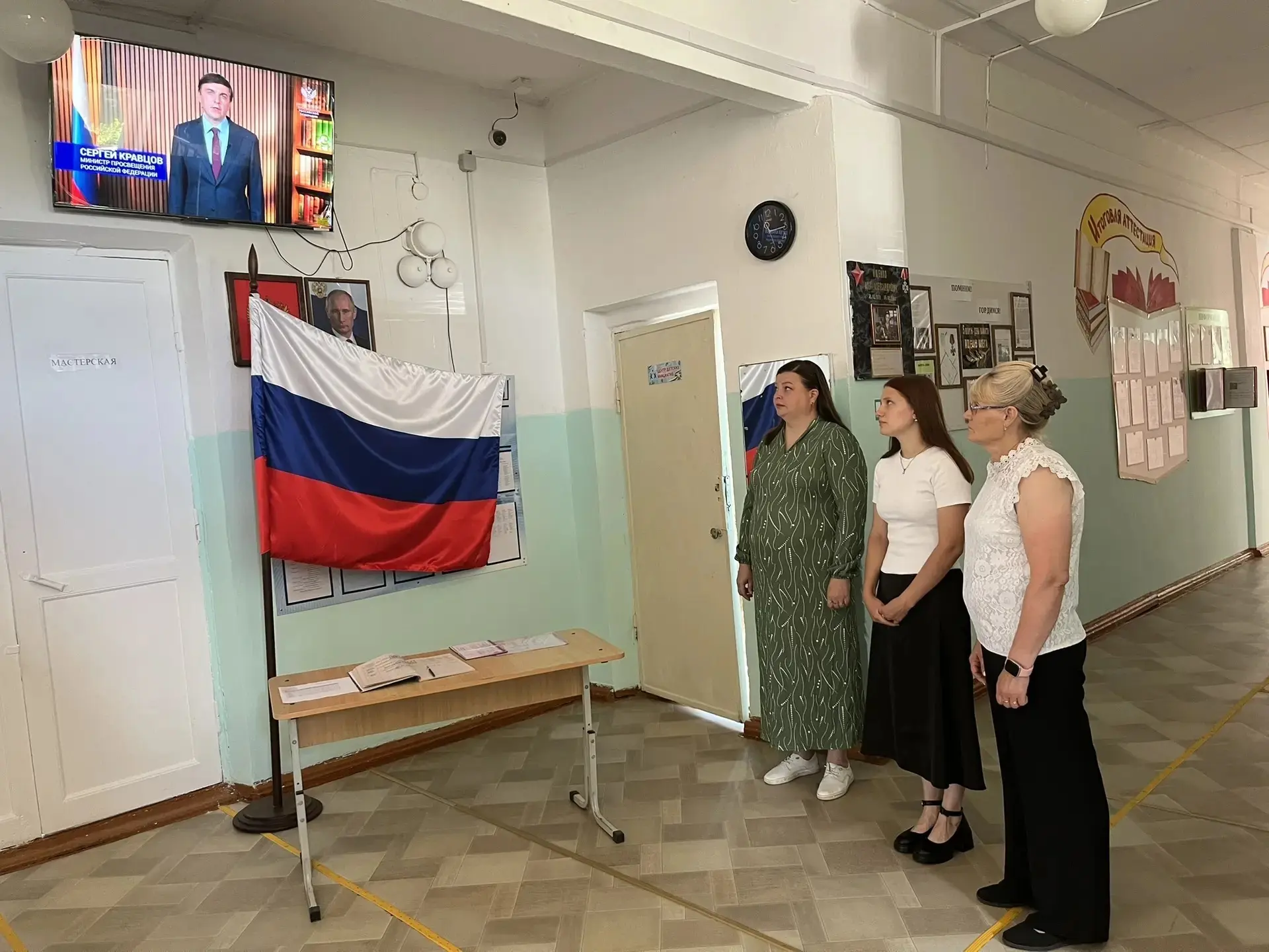 🎓 Поздравляем с получением аттестата!