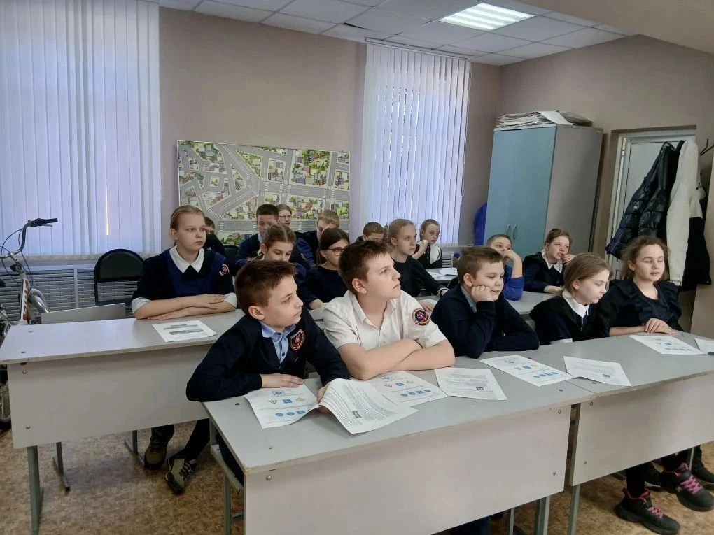 Учащиеся 5 «Б» класса посетили теоретические занятия по правилам дорожного движения (ПД...