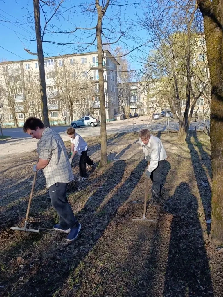 🌱 Весна — время перемен! С приходом тепла в нашей школе стартовал традиционный сезон уборки территор