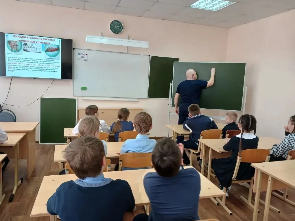 🌤️☀️ Осторожно: коварный лёд весной! 🧊  ⚠️Друзья, весна вступает в свои права — солнышко греет всё с