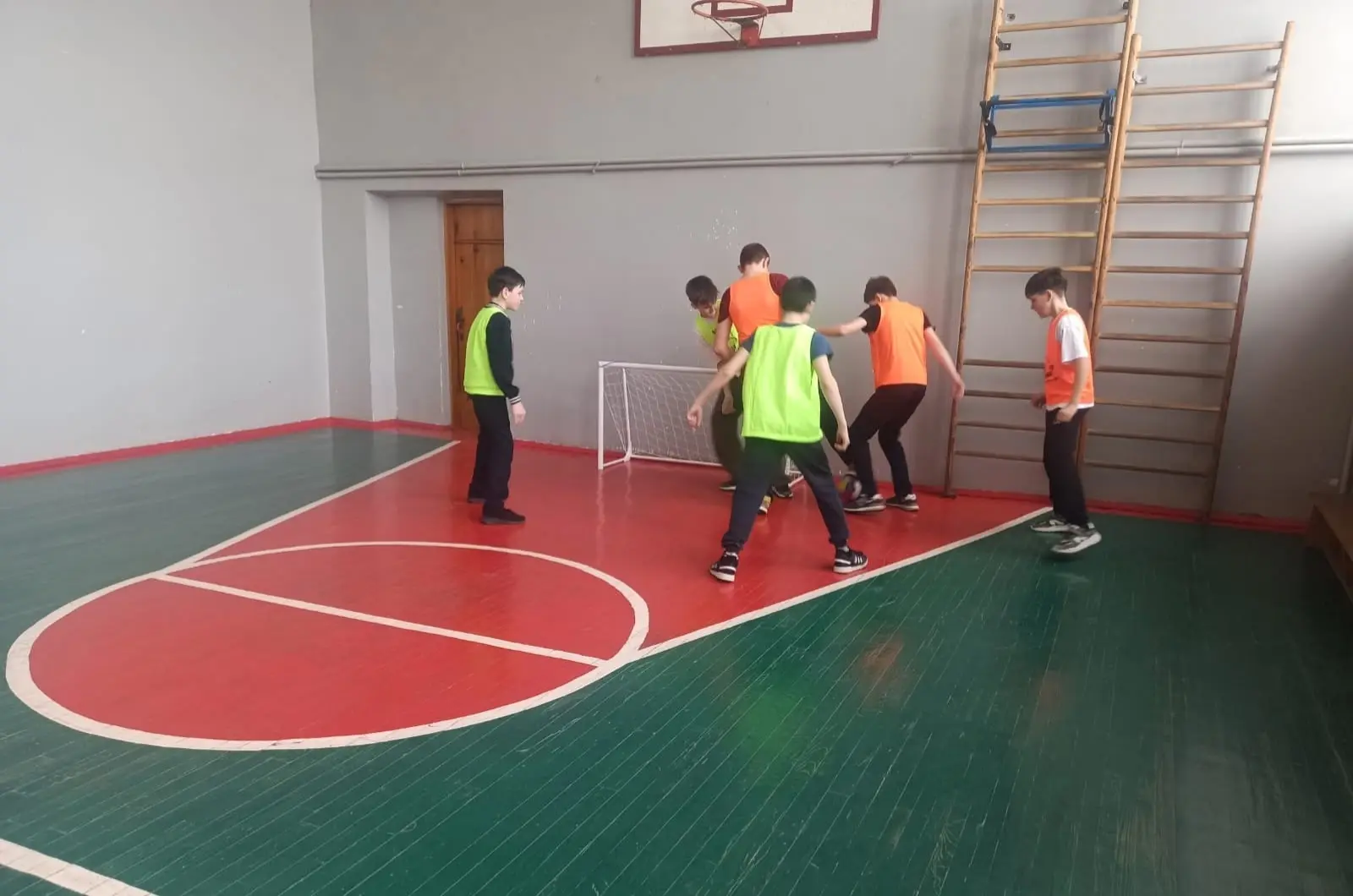 ⚽️ «Все на футбол» — было громко, весело и по-спортивному!  В рамках фестиваля «Футбол в школе» в МБ
