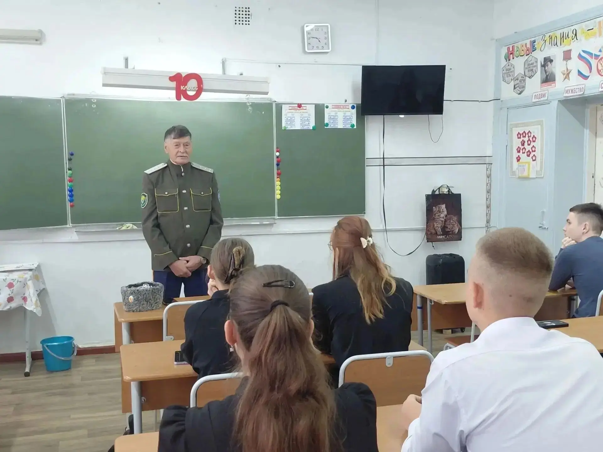В средней школе села Ленинское ЕАО состоялась встреча, посвященная казачьей нравственно...
