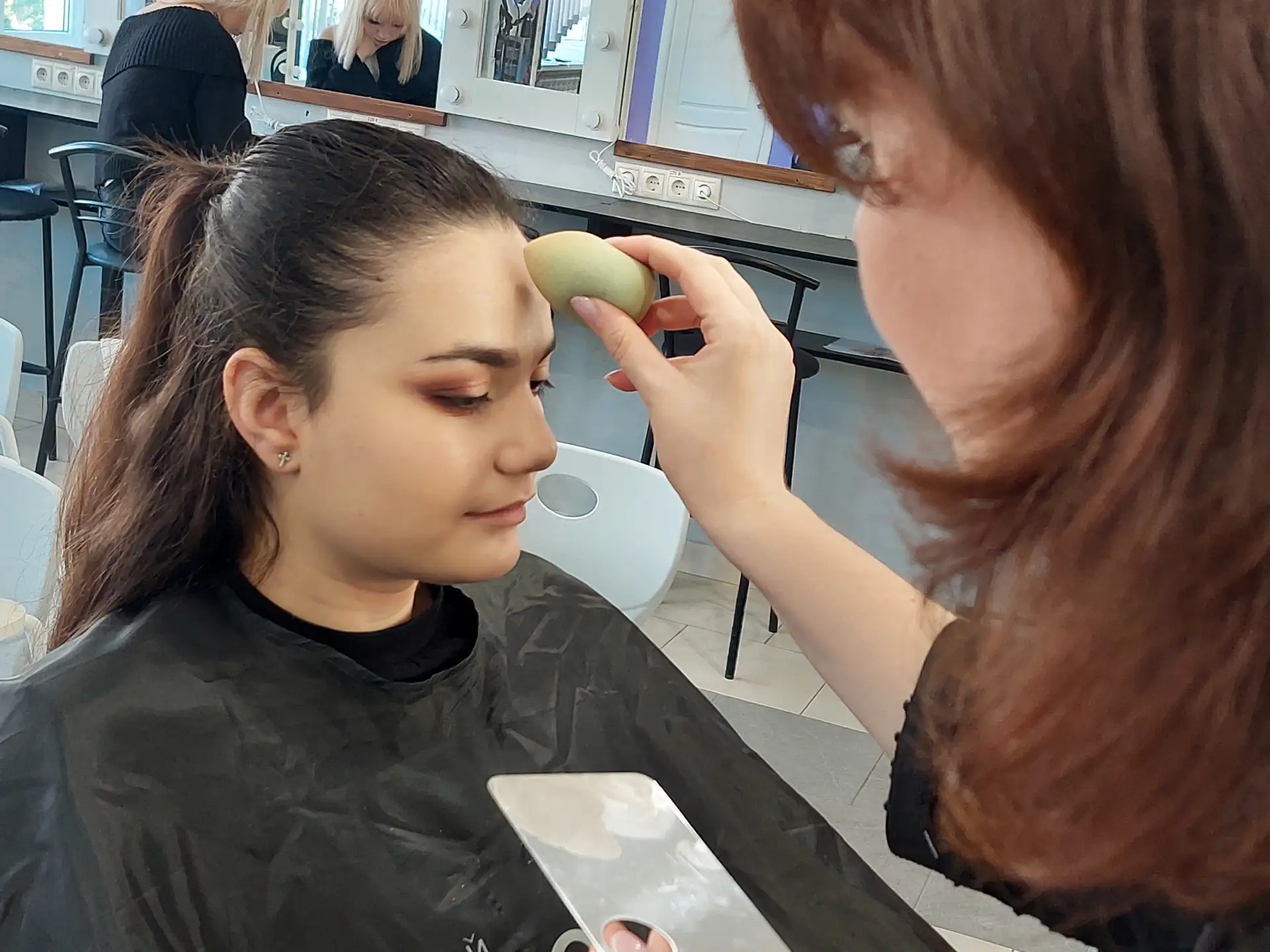 💄 Полтора часа спецкор «АС» училась делать профессиональный макияж 

...И решила, что легче писать 