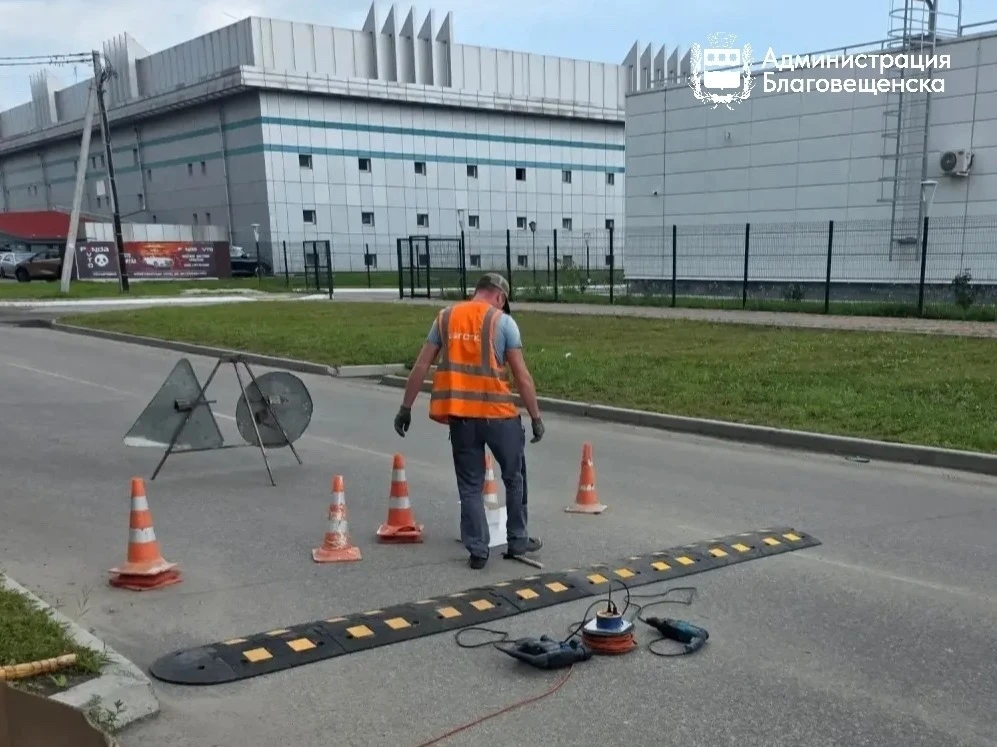 🚗В Благовещенске предпринимаются меры для повышения безопасности на дорогах: на оживлё...