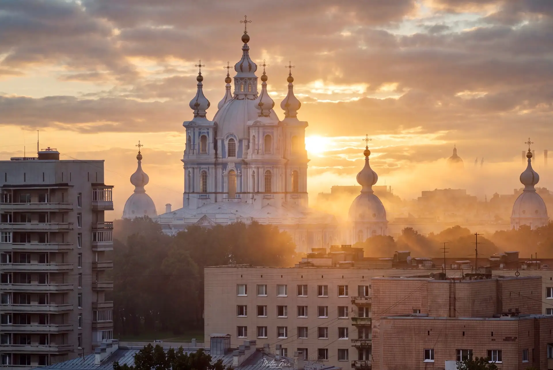 Смольный Собор в золотом тумане📸