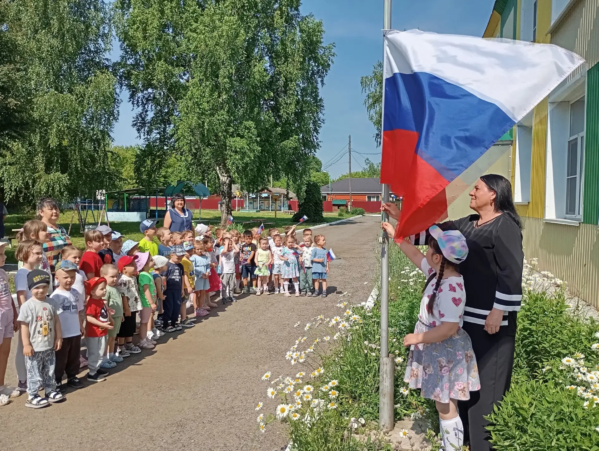 🇷🇺✨ День России в детском саду! ✨

Утро в детском саду началось с торжественного поднятия флага Ро