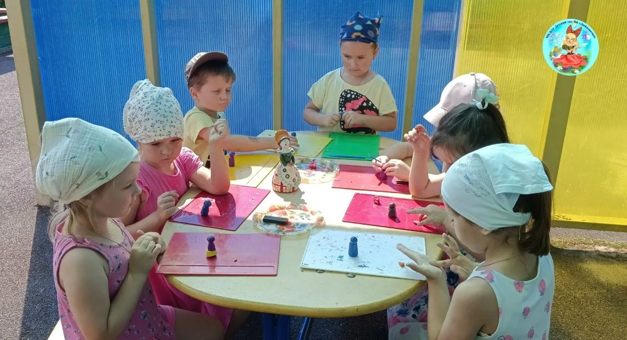 В детском саду лепка дымковской игрушки - это не просто творческое занятие,а настоящее ...