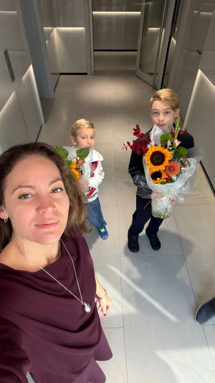 1 сентября...лето официально все... утром провожала Ярослава в школу, а Глеба — в садик...