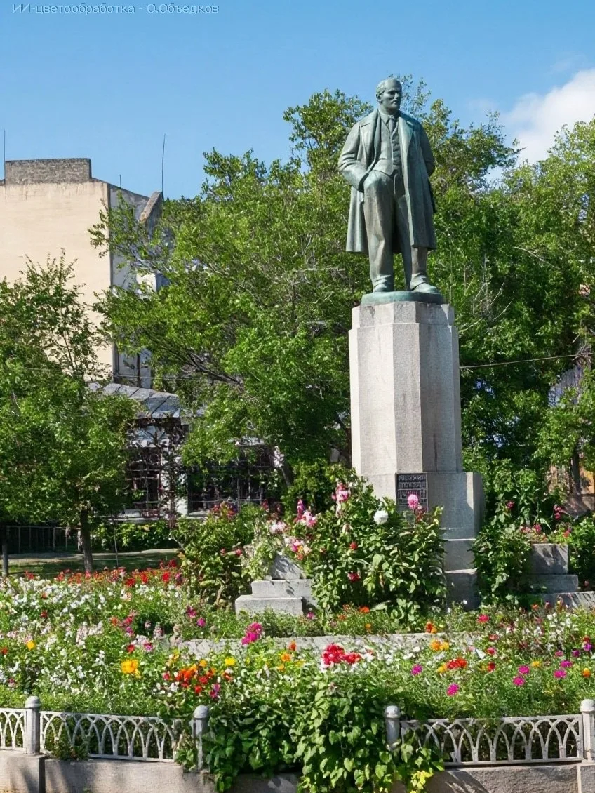 ПЕРВЫЙ ПАМЯТНИК В.И. ЛЕНИНУ,