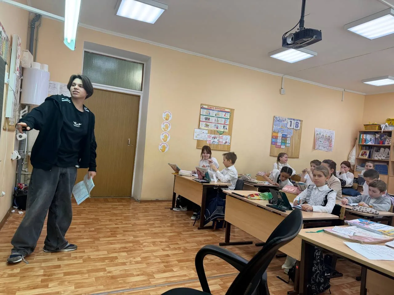 В преддверии Международного женского дня старшеклассники сделали для учителей начальной школы необыч