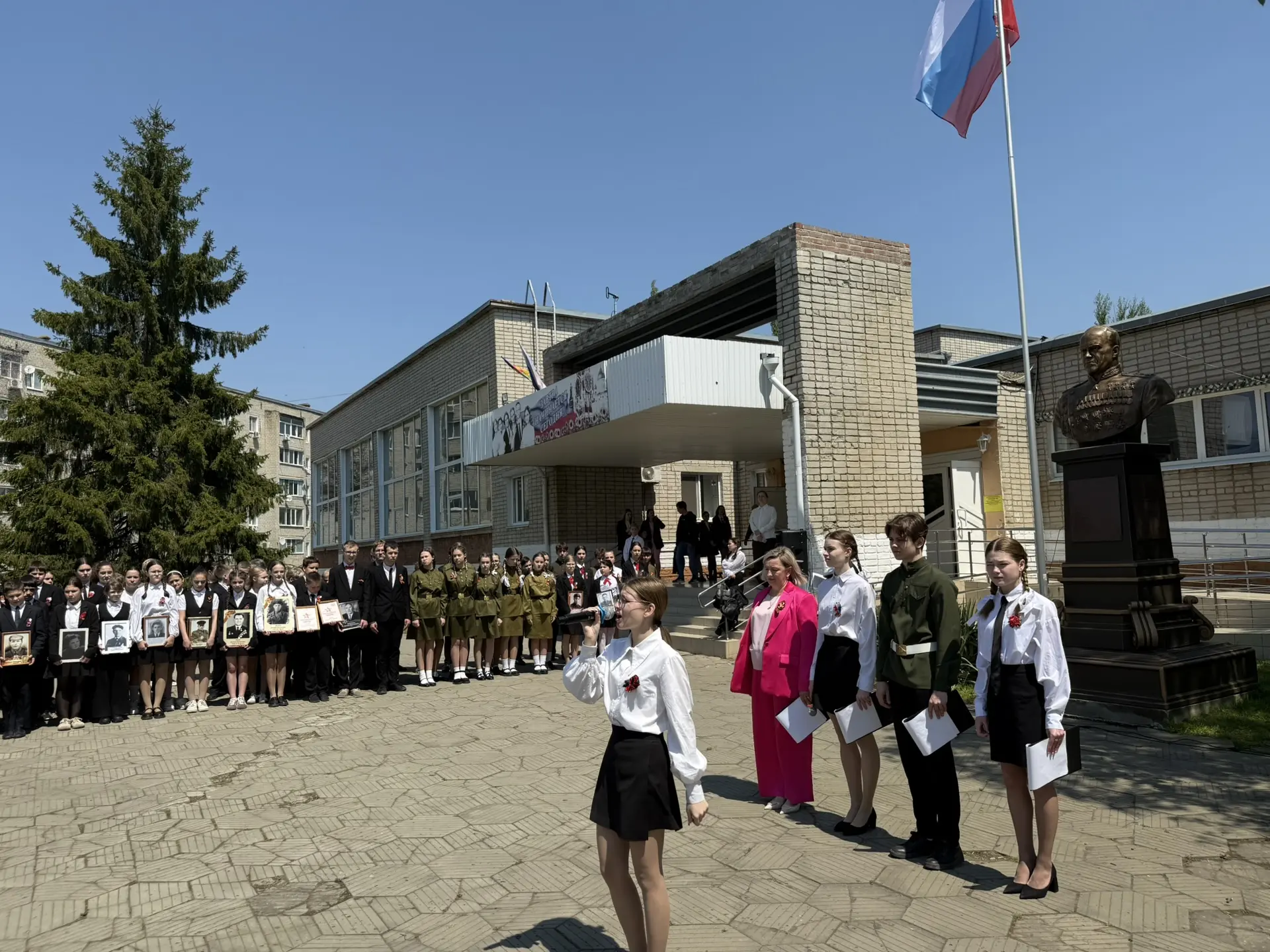 🕯 Бессмертный полк 🕯 Не по расписанию, а по зову сердца.  📸🇷🇺 На этих фото и видео кадрах — учащиеся