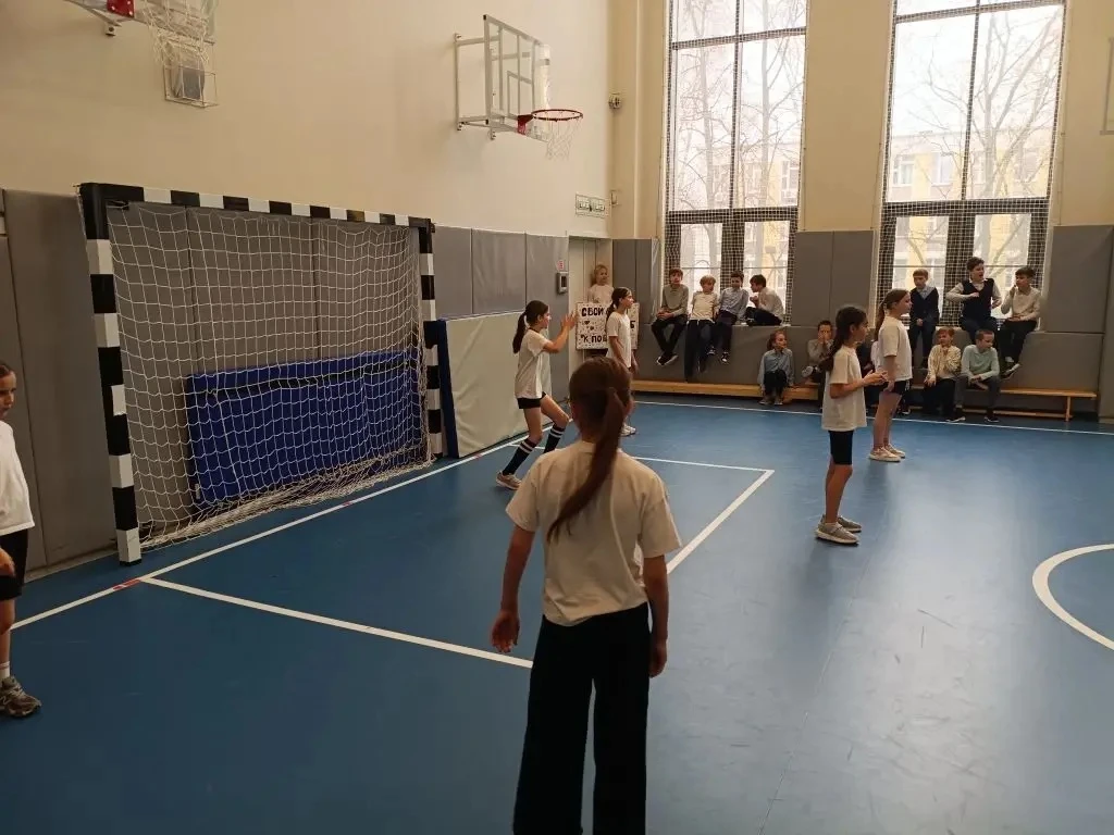 🪐 КО ДНЮ КОСМОНАВТИКИ  Вчера прошёл пионербол для девочек 4 классов — и всё это было приурочено ко Д
