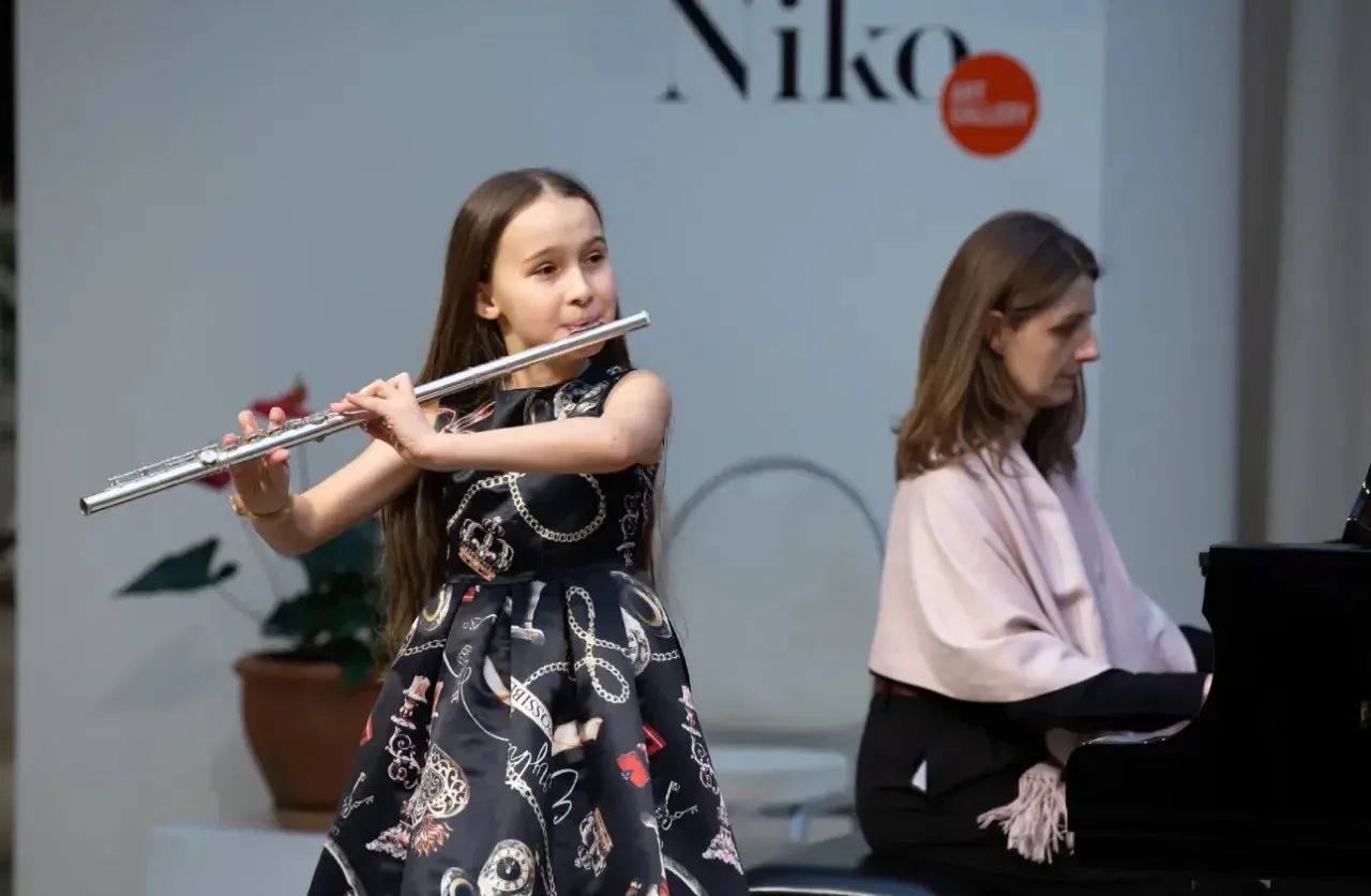 Музыкальный талант 🎵  🪈 Наша Соня, ученица 5 класса «А», увлеченно занимается музыкой и успешно учас