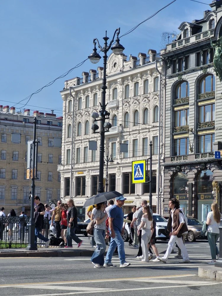 ЛИРИЧЕСКОЕ ОТСТУПЛЕНИЕ

Вчера была в центре города. Стояла необычная жара! Помните? 

И пока ехала, 
