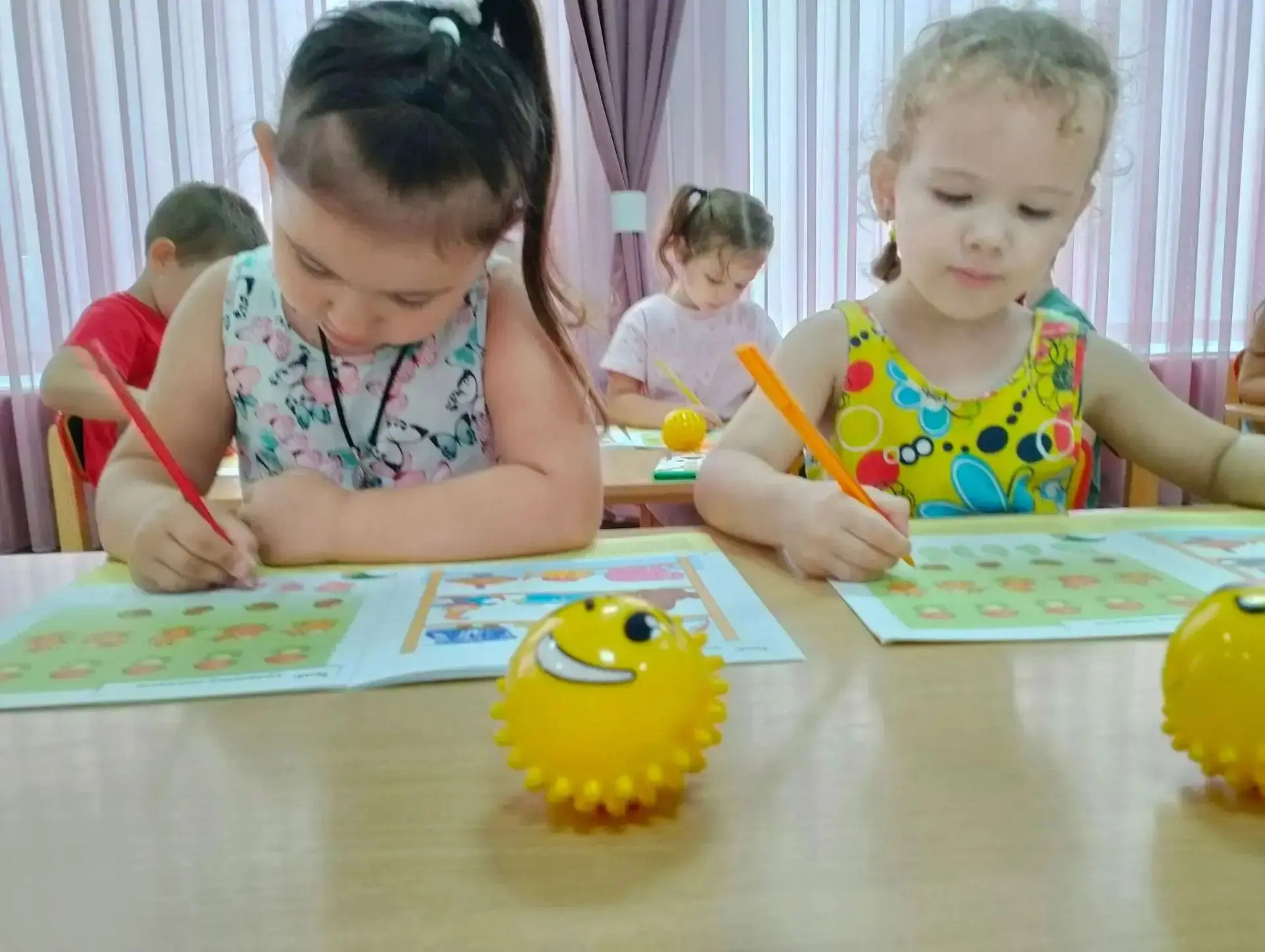На кружке "АБВГДейка" дети средней группы "Почемучки",  в игровой форме продолжают знакомиться с бук