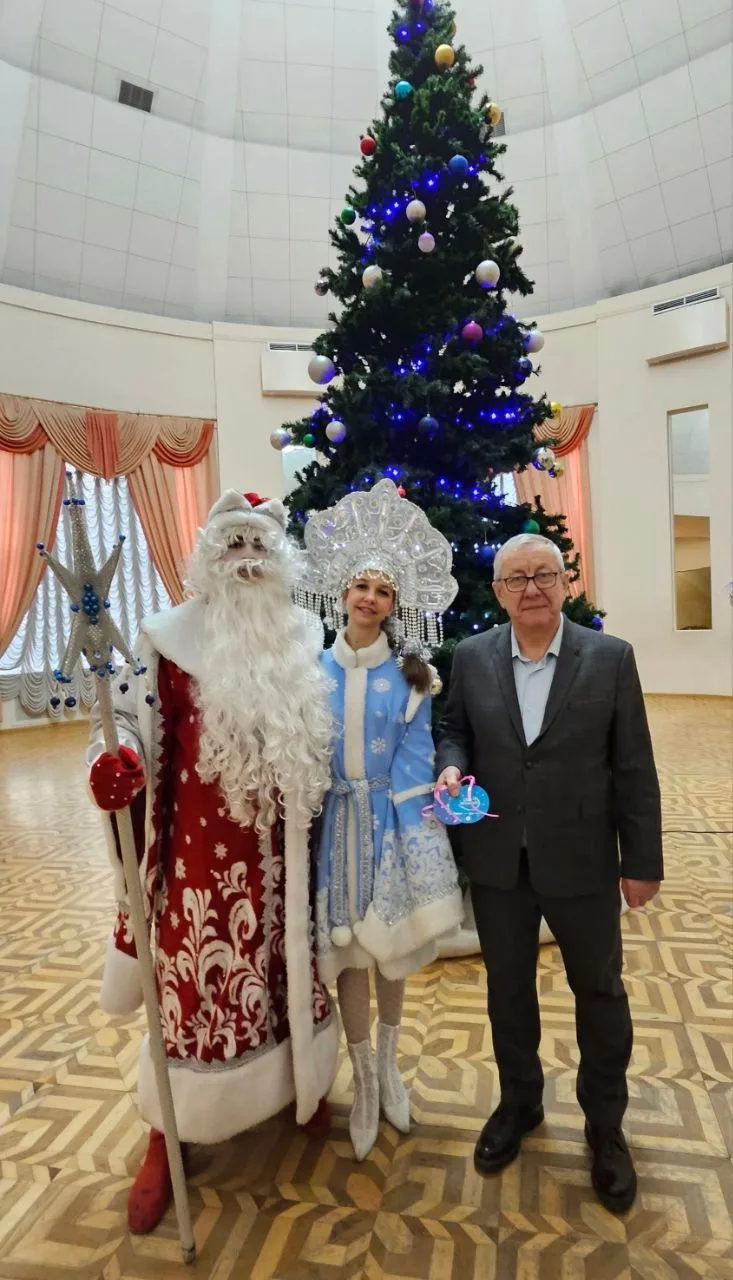 🎄 Директор МУП «Центральный рынок города Луганска» - Олег Николаевич Котевич, совместно с заместите