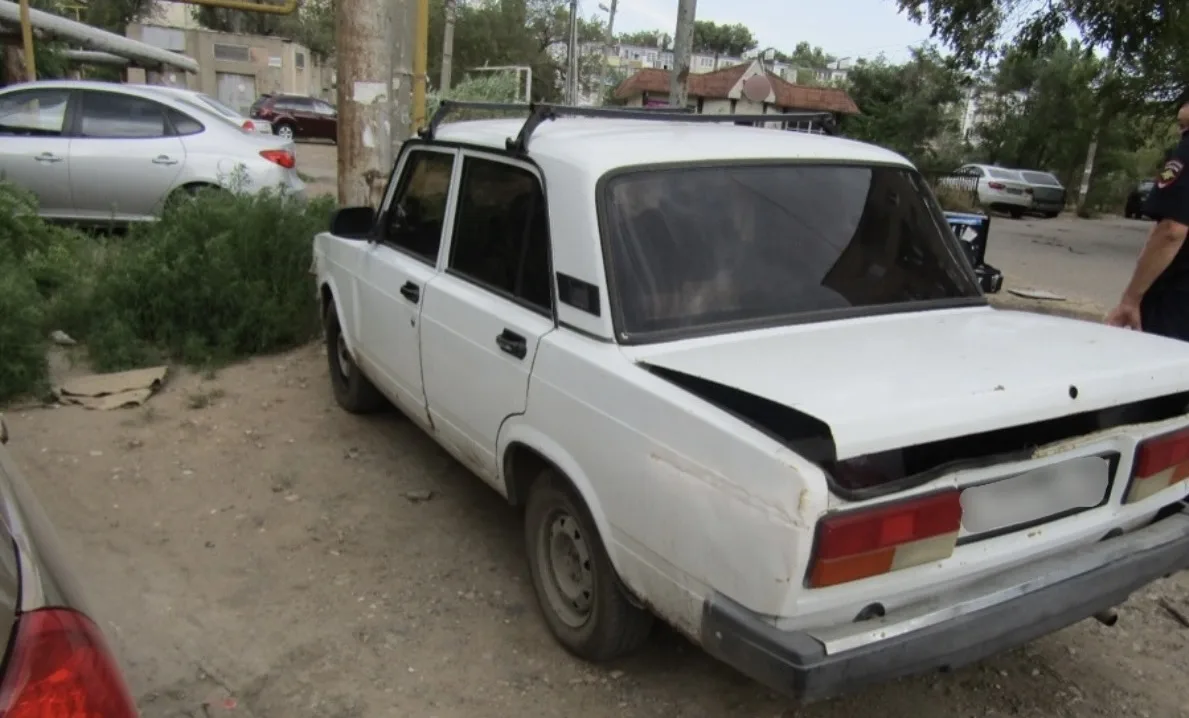«Не закрыл дверь – автомобиль опустел»: у пенсионера из Кировского района похитили деньги, инструмен