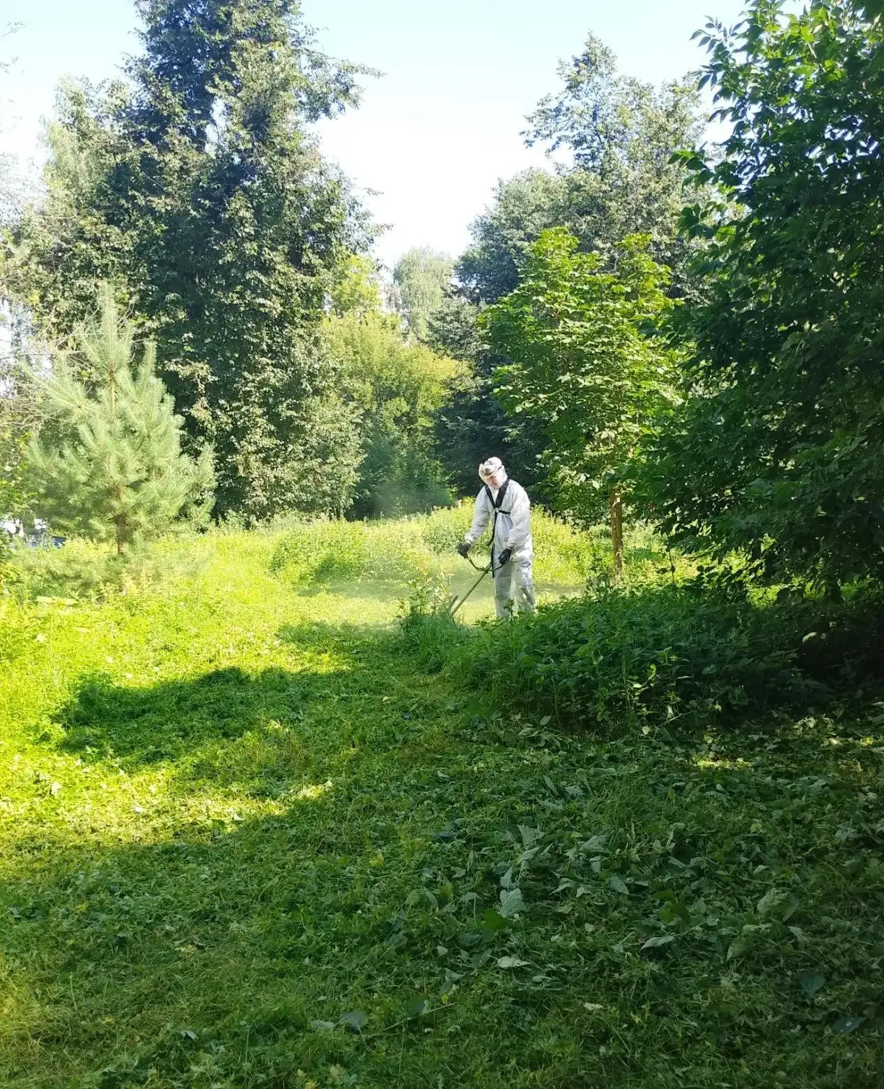 🌿 Продолжаем покос травы во дворах многоквартирных домов.

Регулярные работы помогают поддерживать 