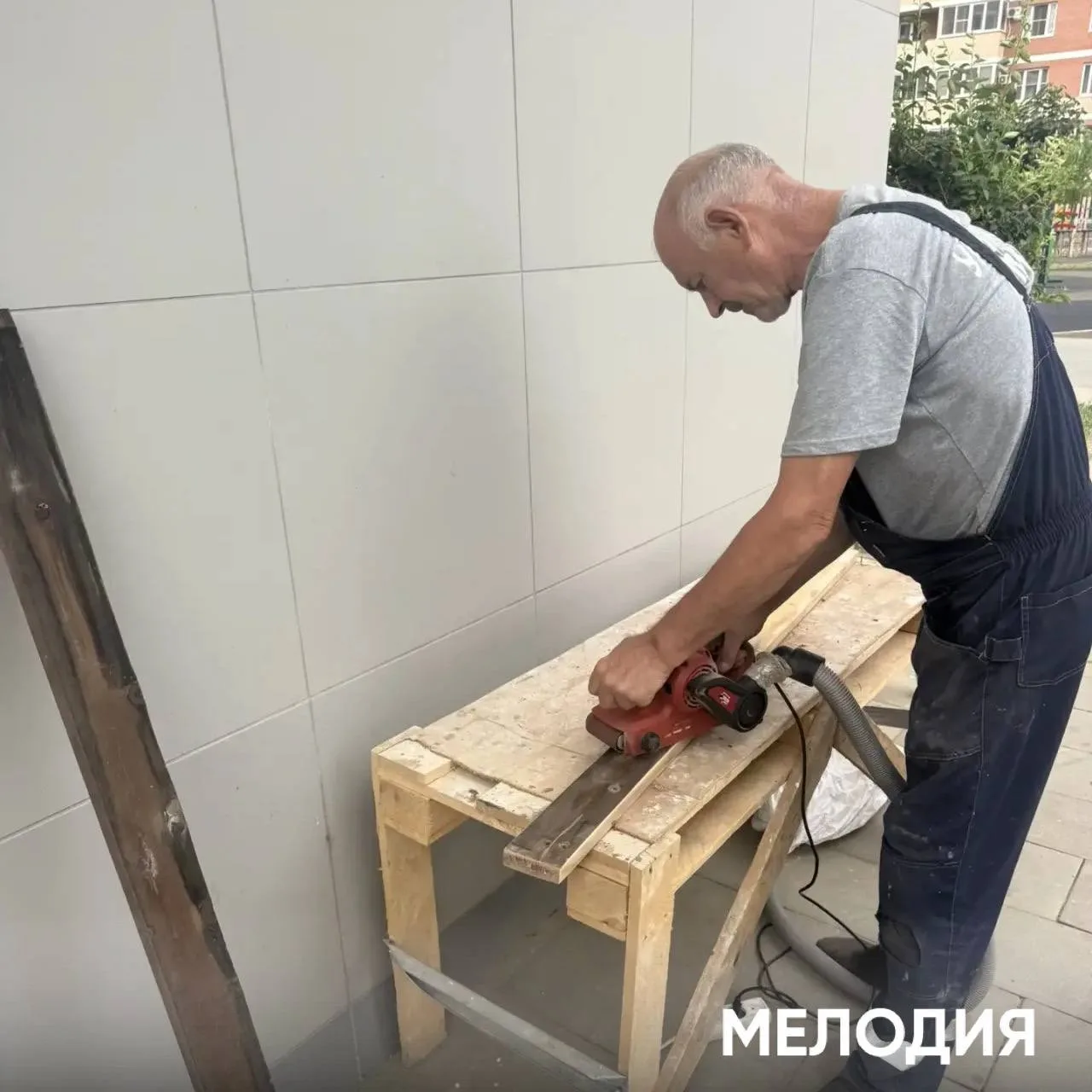 Работы по обновлению уличных лавочек продолжаются на ЖК "Мелодия". 

Деревянные элементы постоянно и