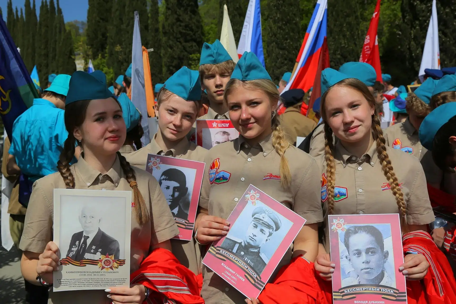 Сегодня в руках наших детей – не просто портреты, а живые символы мужества.   Каждая фотография – эт