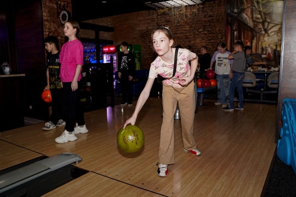 🎳 **Весенние каникулы продолжаются!**  Ученики 4 «Г» класса отправились в боулинг, чтобы зарядиться 