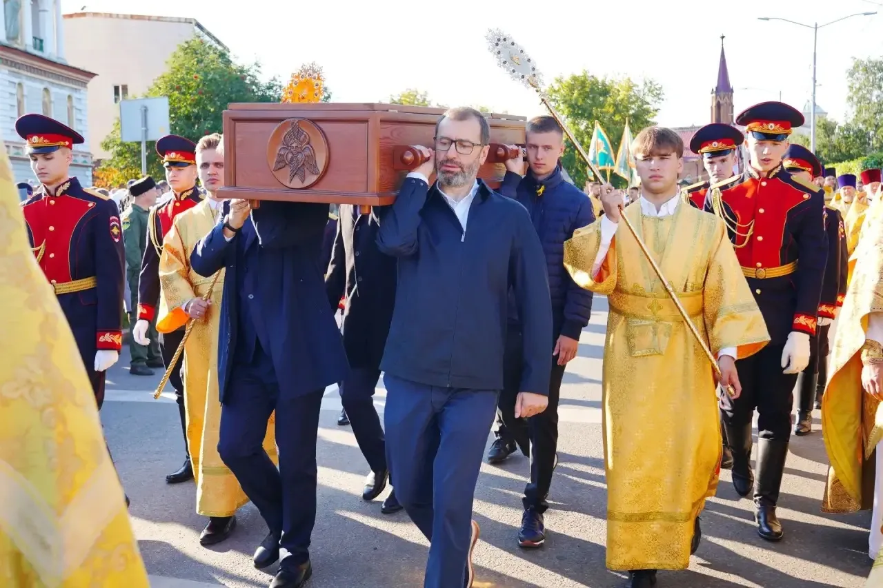 В Иркутске прошел Крестный ход с мощами святителей Иннокентия Иркутского и Спиридона Тр...