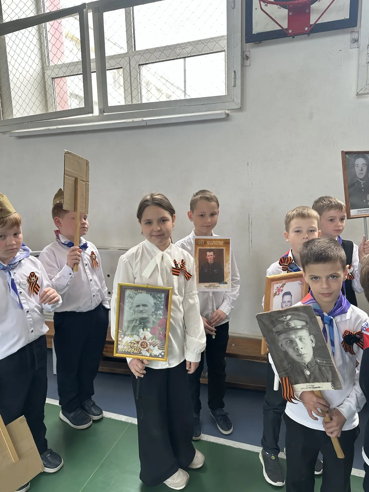 Международная акция «Бессмертный полк: Герои рядом с нами» прошла в нашей школе! В преддверии Дня По