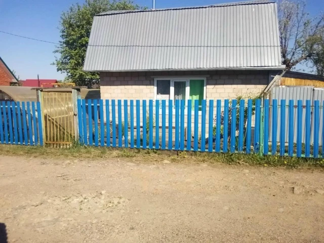 Сад с домом и баней.