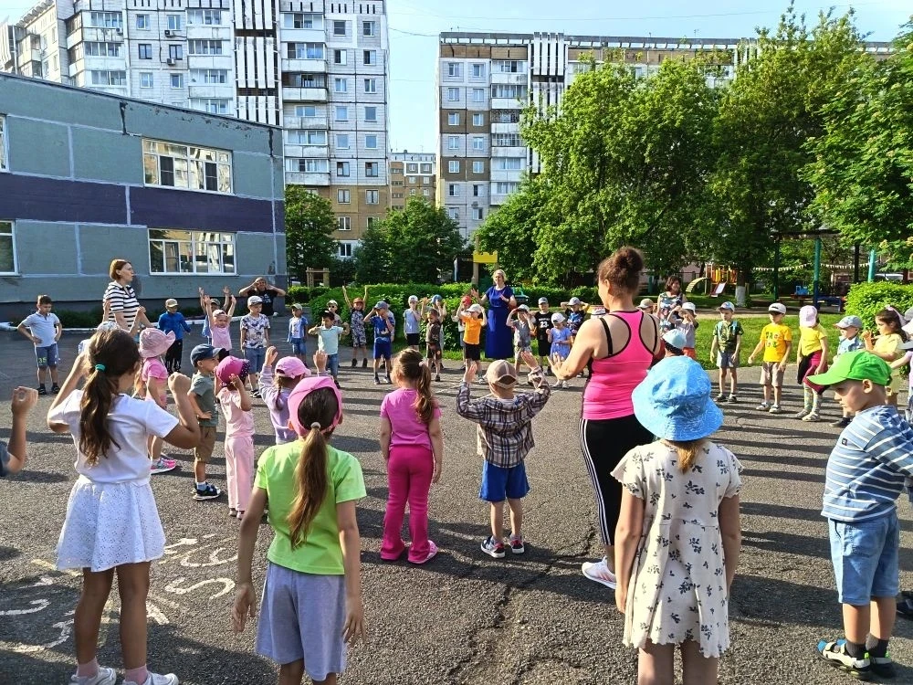 Каждое утро в нашем детском саду начинается с зарядки.