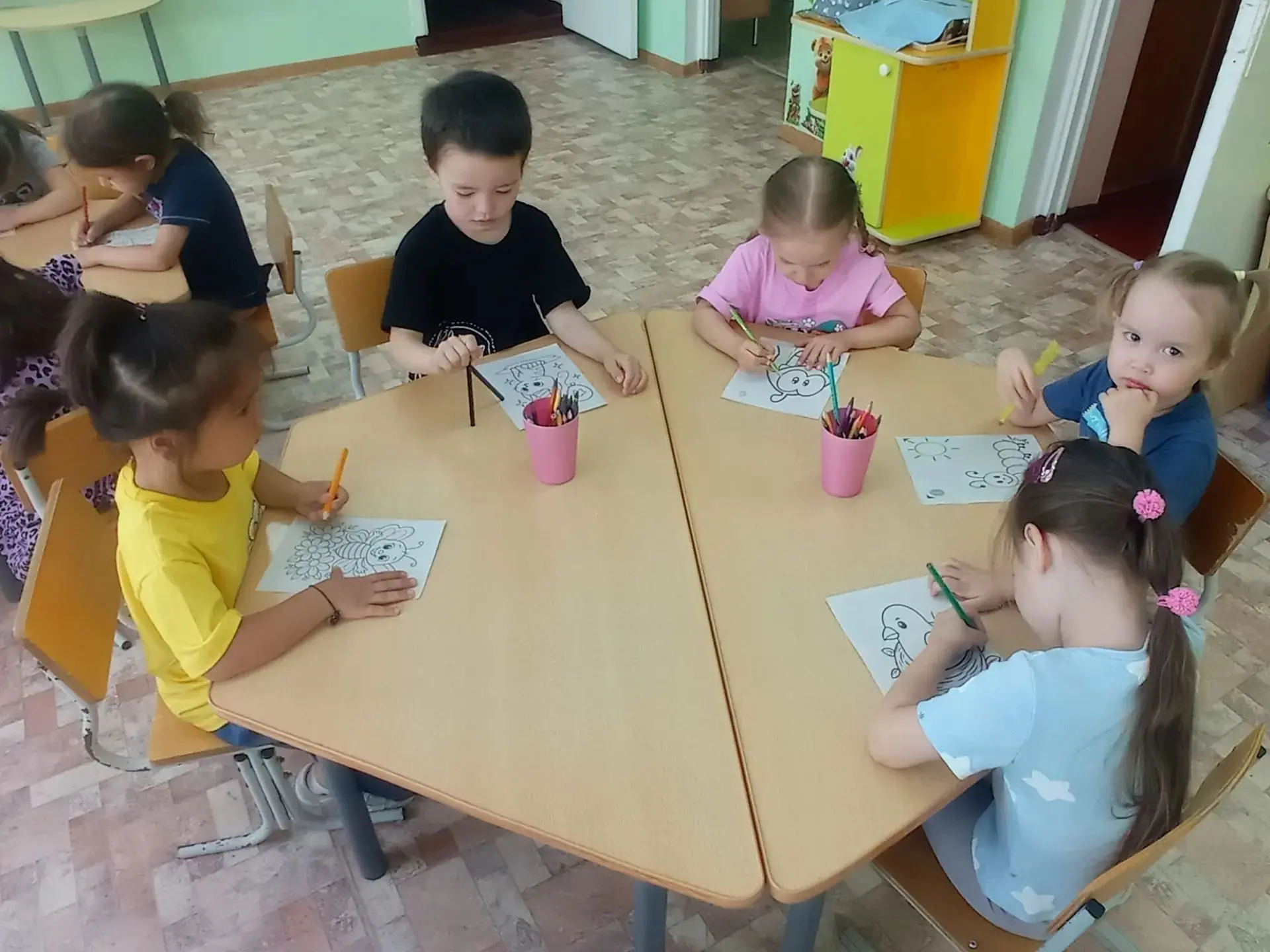 🌼🎨 Сегодня во второй младшей группе, прошло замечательное занятие по рисованию "Летний день, какой