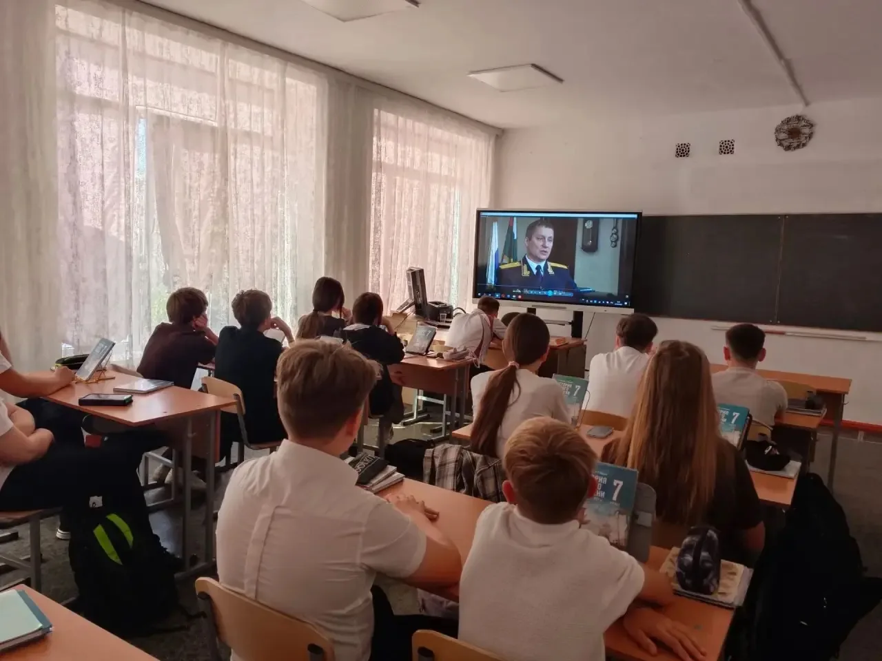 Помнить, чтобы не допустить: в школе прошёл кинолекторий ко Дню солидарности в борьбе с...