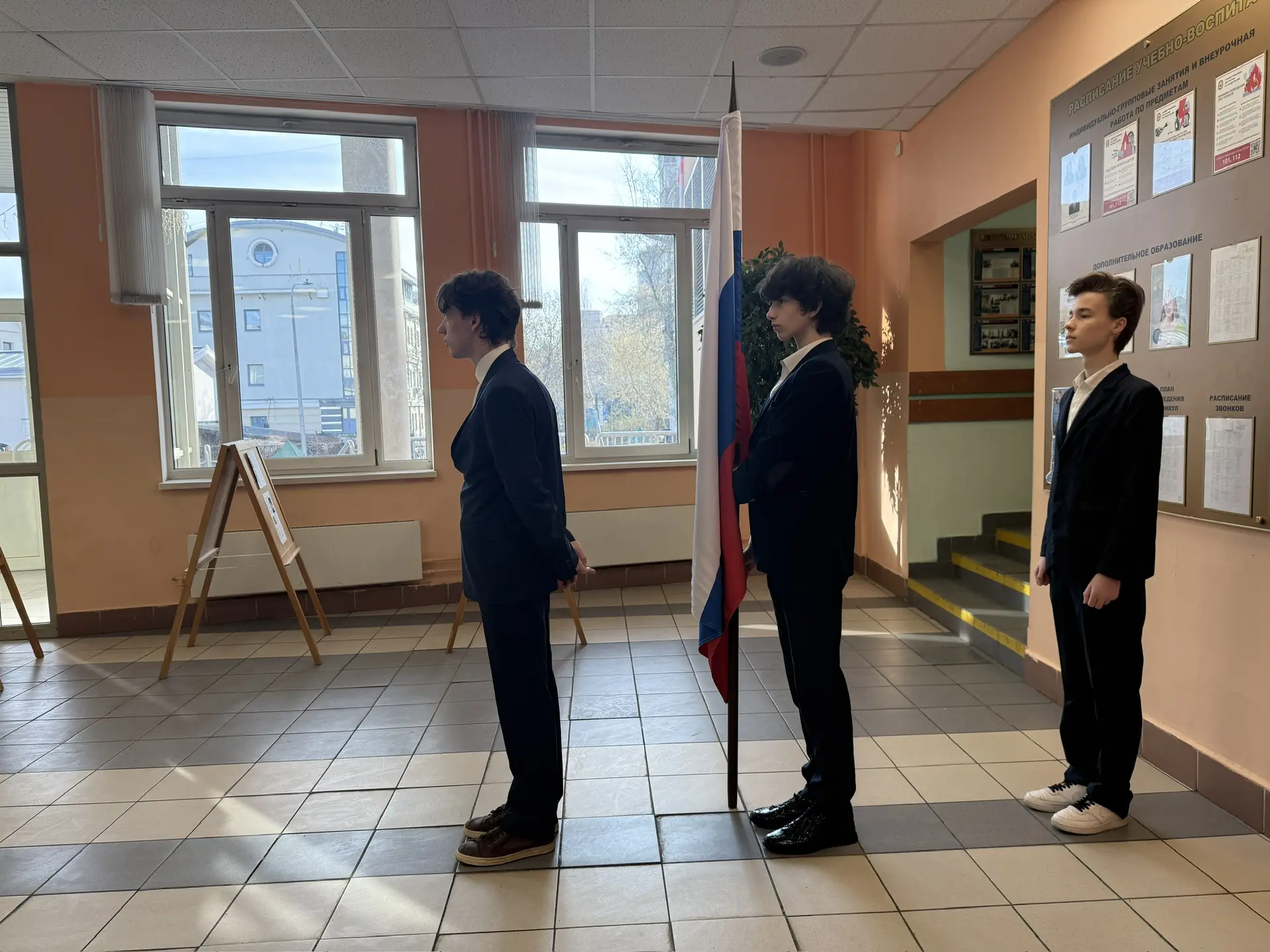 Новая учебная неделя традиционно началась с торжественной церемонии поднятия флага Российской Федера