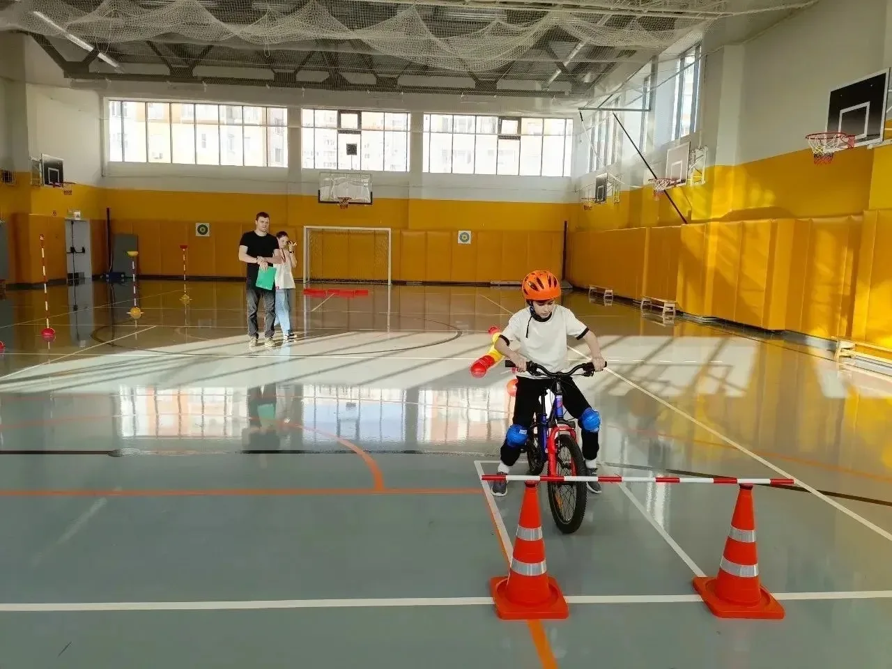 🚴 Безопасное колесо: испытание пройдено!  В пятницу ученики 6 «Ю» и 4 «У» классов достойно представи