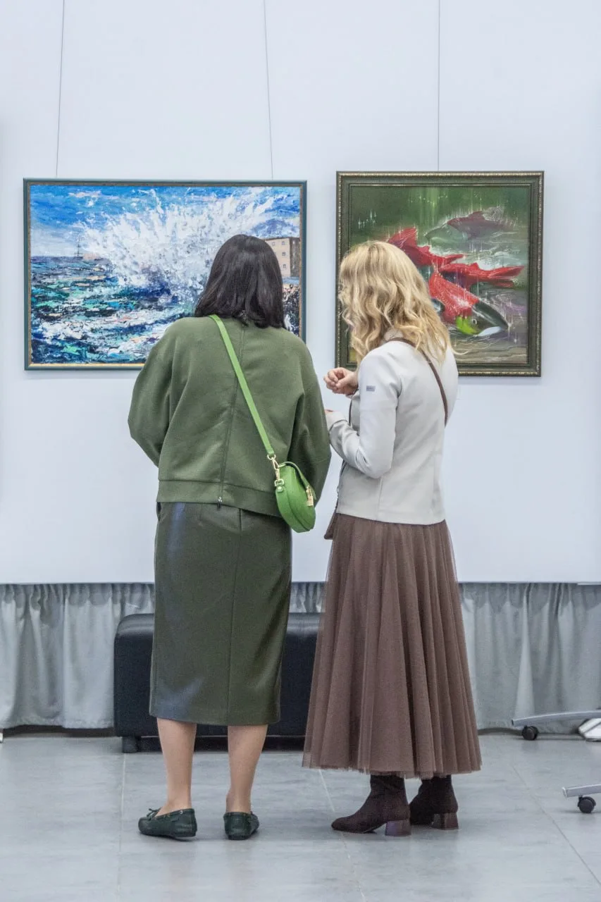 🎨 Выставка "Я художник. Я так вижу..." открылась в Южно-Сахалинске