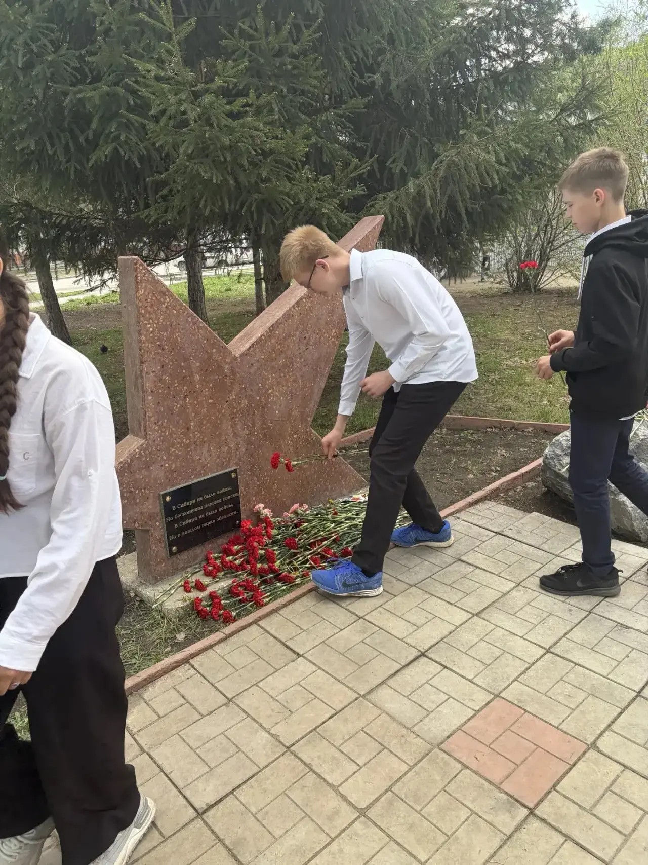 Память, которая не имеет границ...🕊️  Сегодня наши ученики собрались у местного мемориала «Звезда», 