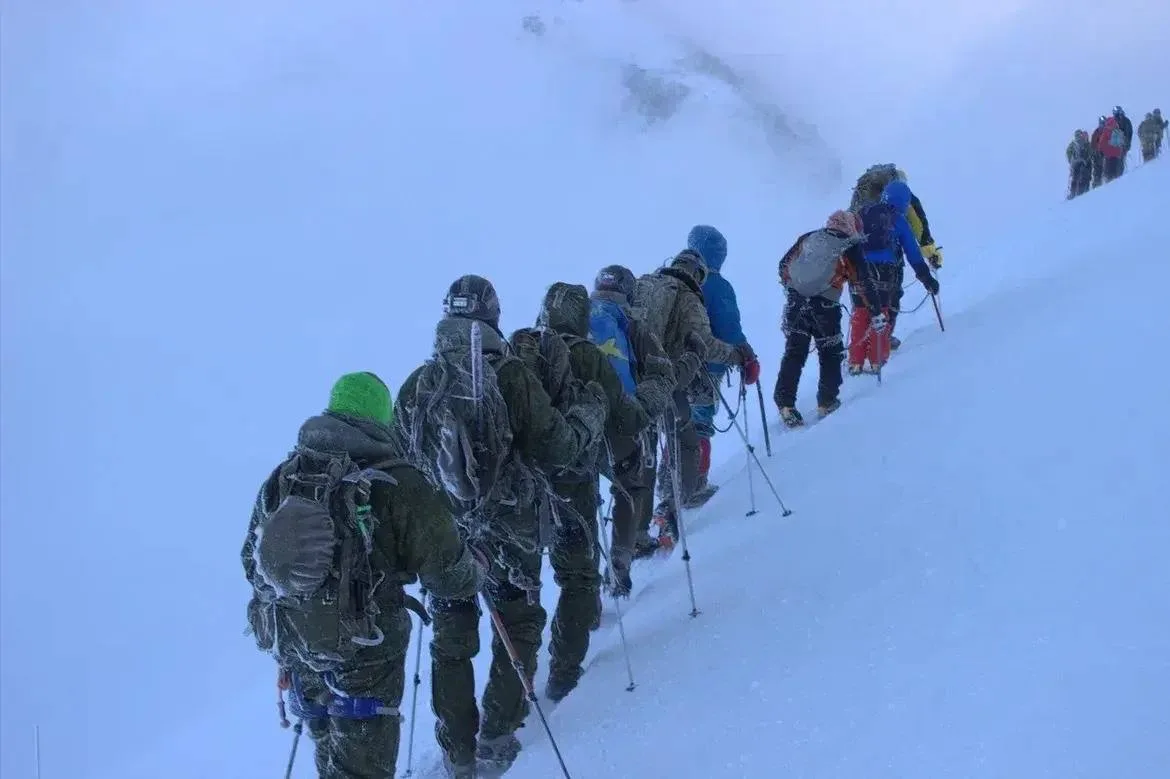 🏔️ Пять стран, одна вершина: международная команда покорила Эльбрус

Военнослужащие из России, Бела