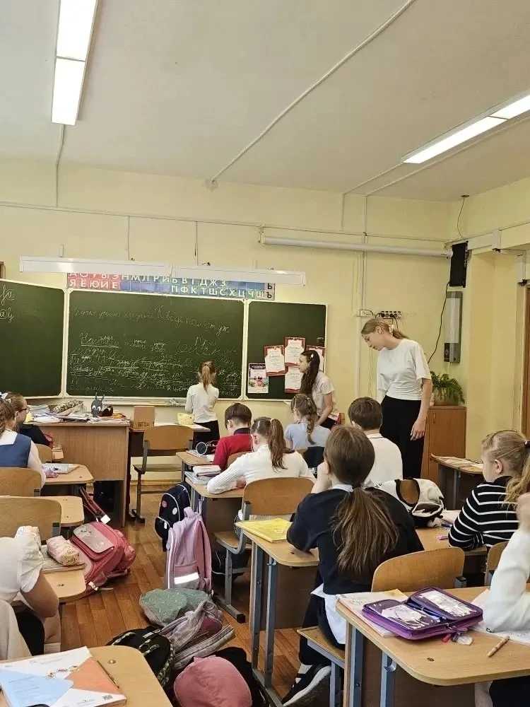 🎉 Делимся отличными новостями из начальной школы!  Ученицы из 6Г Ульяна Пономарёва и Лиза Кузнецова 
