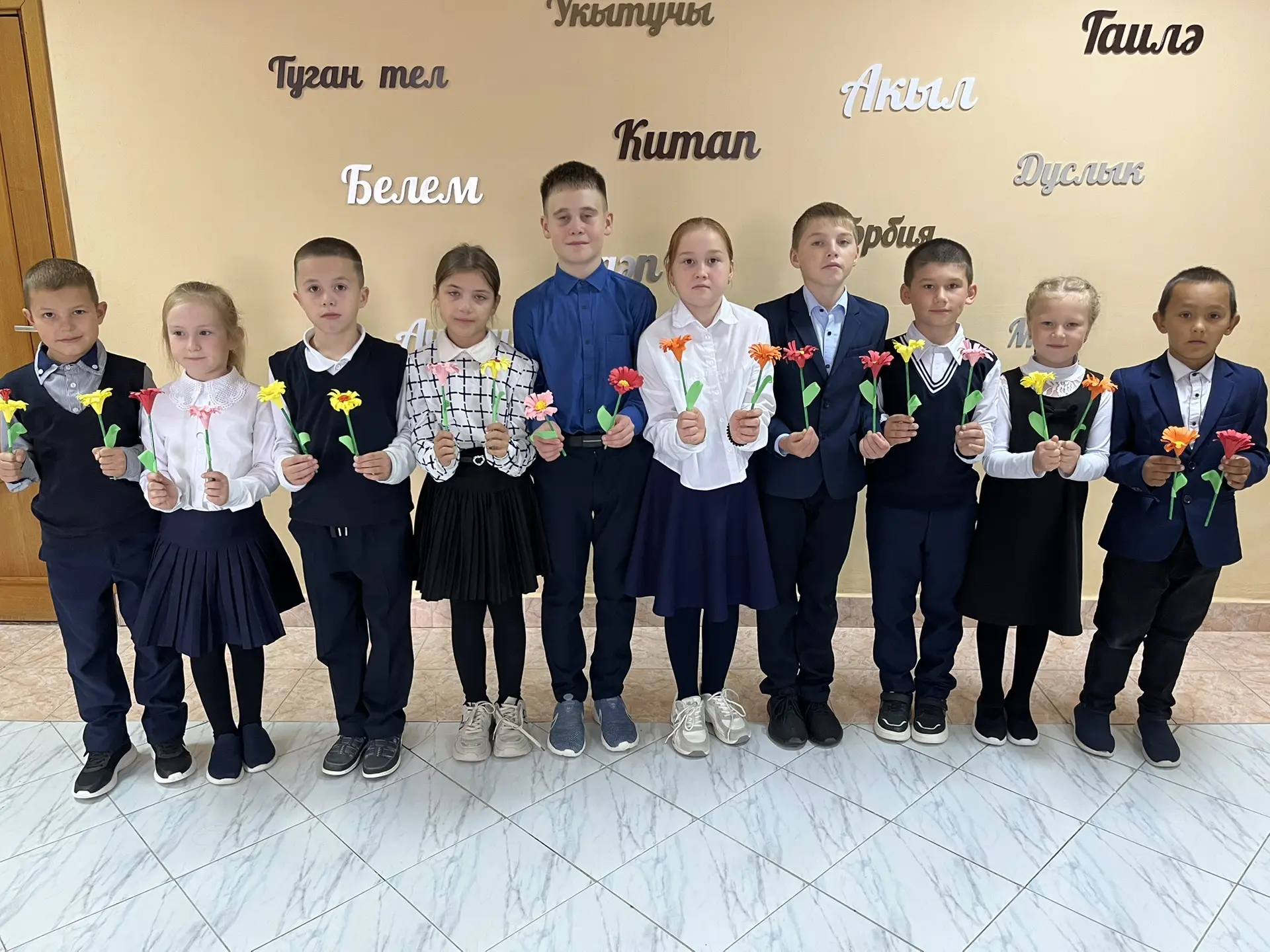 Өлкәннәр декадасы кысаларында бүген укучыларыбыз белән әби-бабайларыбызга үз кулларыбыз...