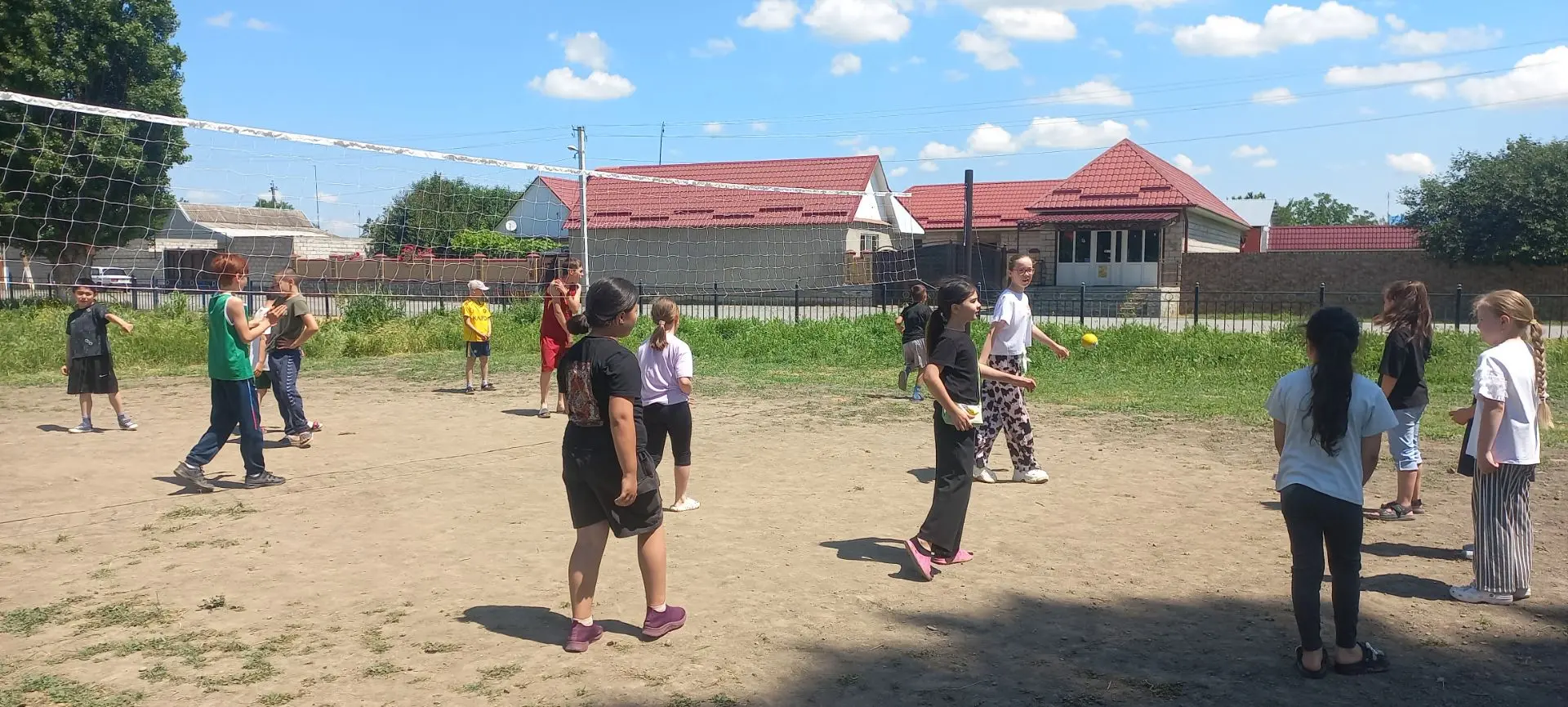 В парке Урожайном прошла игровая программа 
"Волейбол  - увлекательная игра "
Дети  играли  волейбол