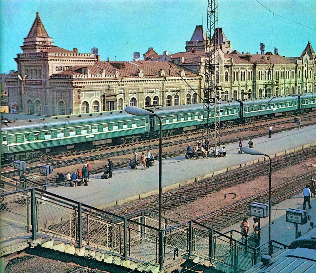 Железнодорожный вокзал. Саратов, 1973 год 📸🚂

Да, он не был гигантом, но какой у него был стиль ✨ 