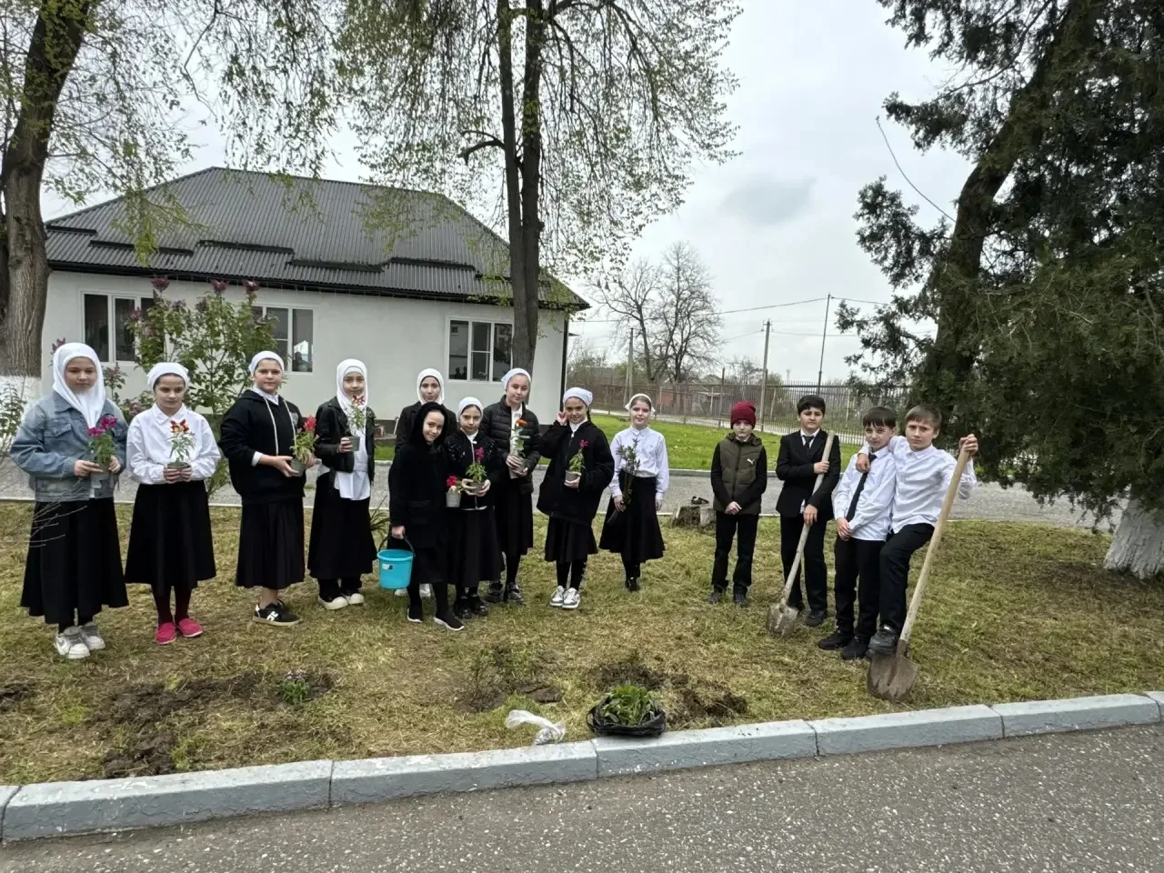 🌼 Весна — время преображений!  В МБОУ «Гой‑Чунская СОШ им. А. С. Алаудинова» прошла добрая акция «По