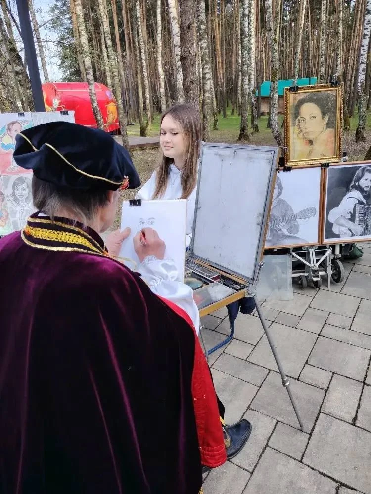 Яркие, красивые, завораживающие  На открытии теплого сезона в парке «Ёлочки» прошел вернисаж домодед