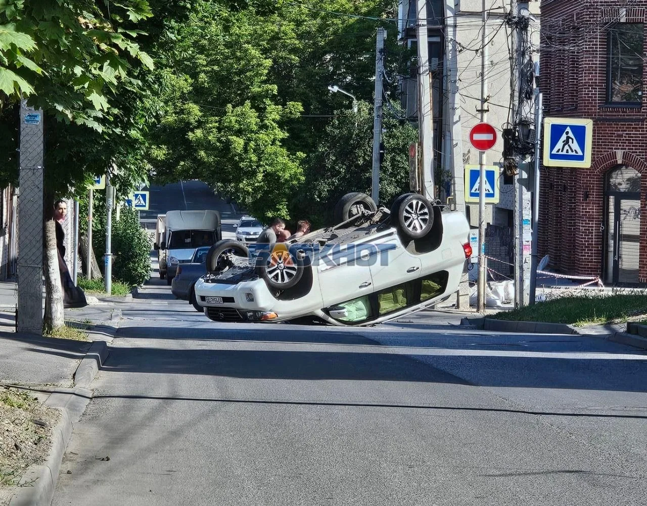 На перекрёстке Халтуринского и Черепахина в Ростове перевернулась Toyota.

Водитель утверждает, что 