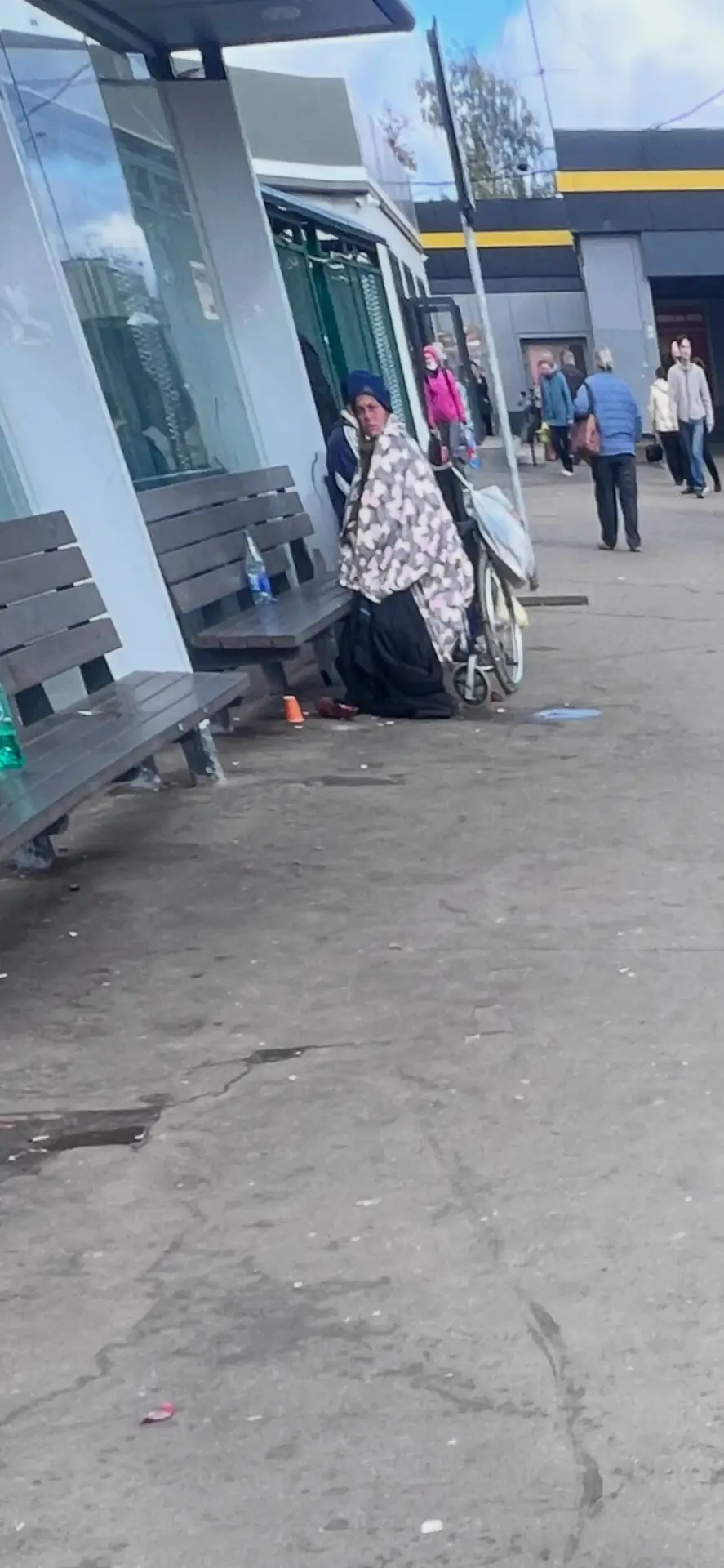 😔 На остановке у станции женщина-колясочница живет и справляет нужду прямо на глазах у...