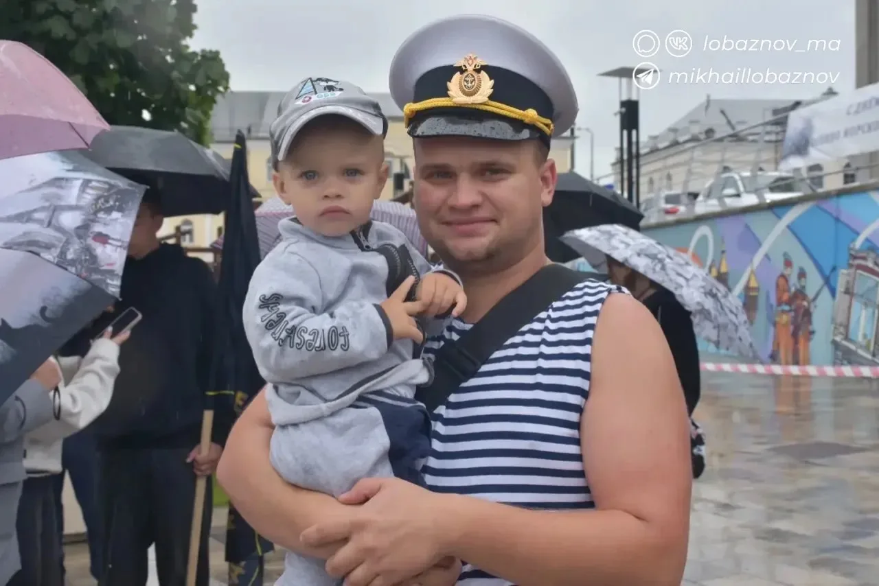 ⚓️ Дождь не помешал традиции: в Старом Осколе отметили День ВМФ

Ветераны ВМФ, их семьи и жители гор