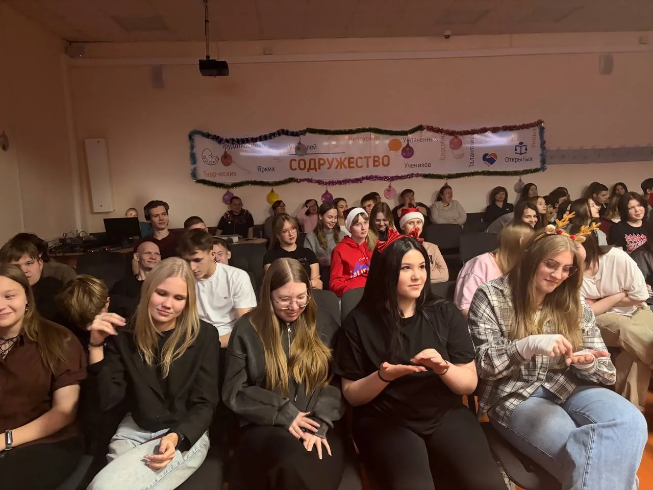 🎉✨ Новогодние мероприятия в Еткульской школе: Новый год шагает по планете 🎭🌟  На прошлой неделе в Ет