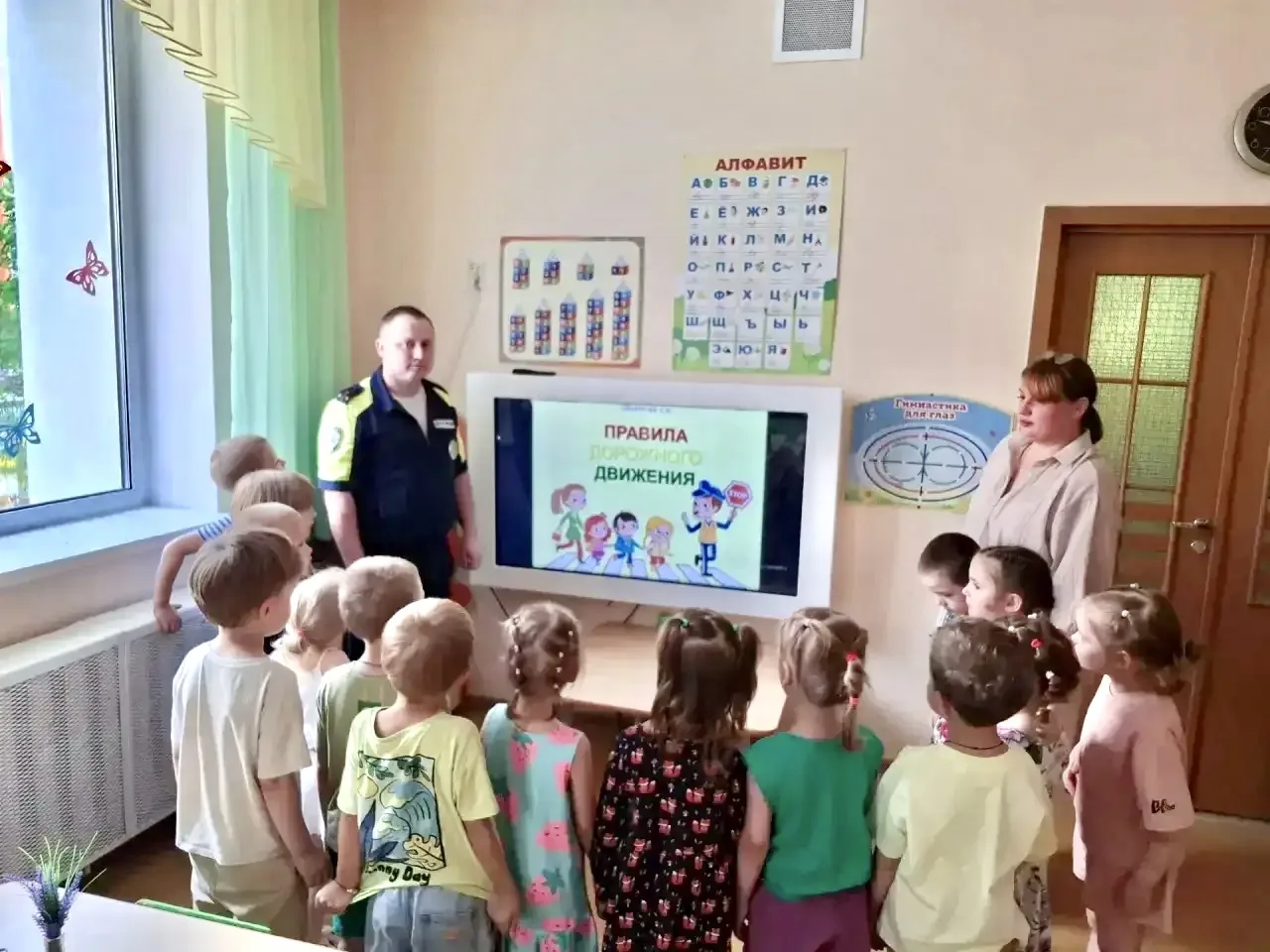 🚔 В «Домовёнок» пришёл инспектор ГИБДД, чтобы в доступной и интересной форме рассказать воспитанник