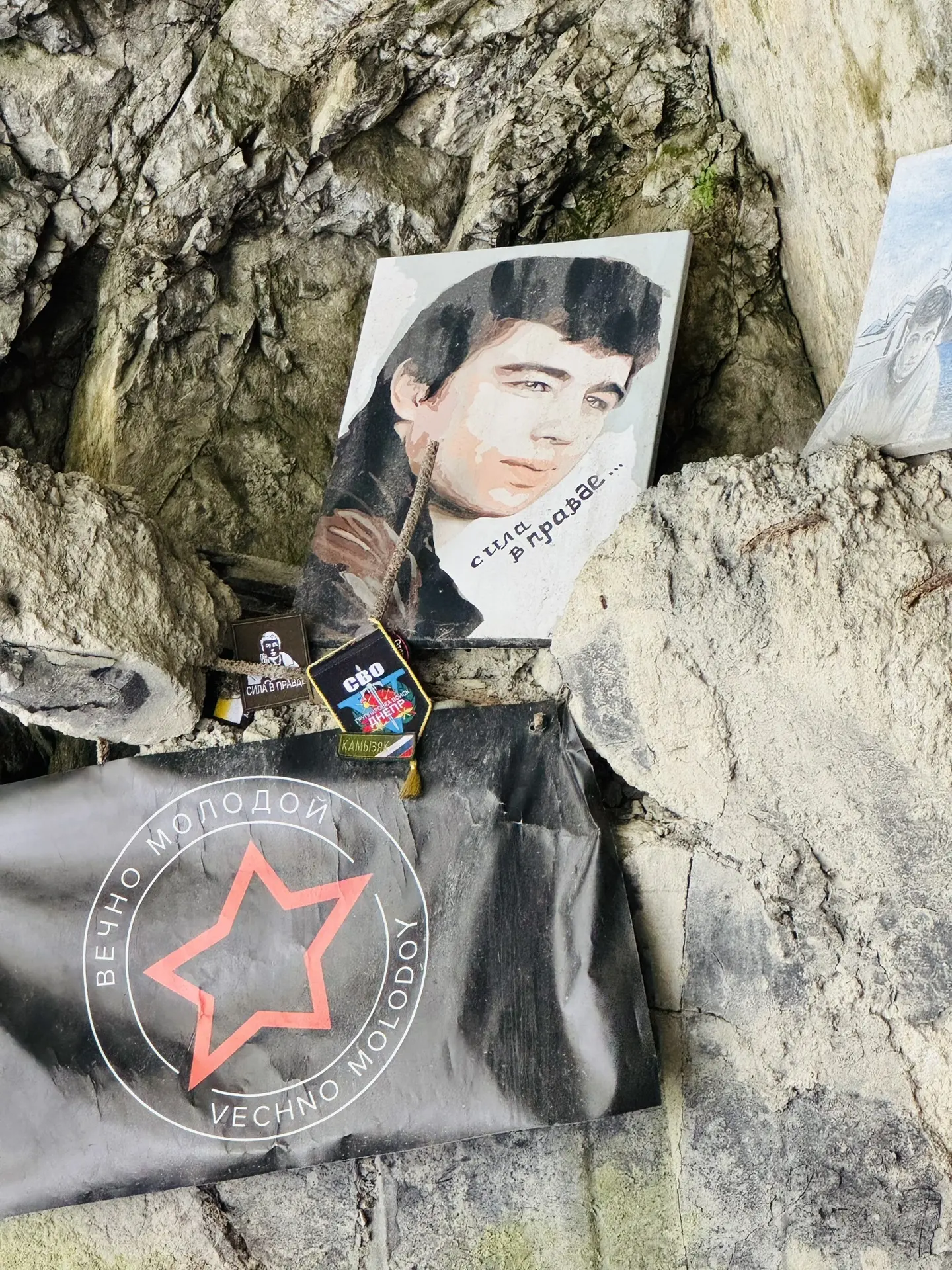 20 сентября 2002 г. при внезапном сходе ледника Колка в этом ущелье официально погибли и пропали без