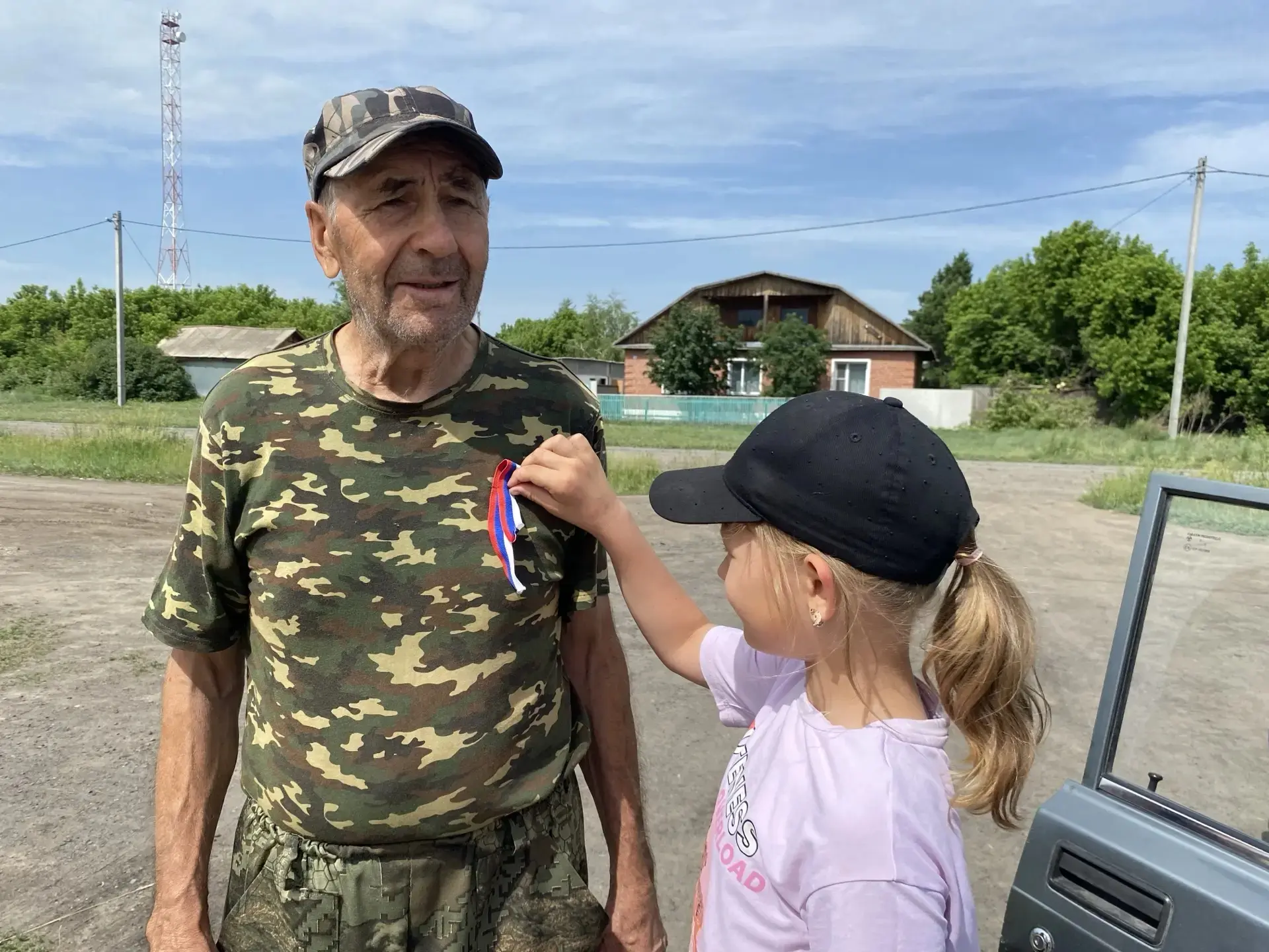 🇷🇺Под флагом России: наша школа приняла участие в патриотической  акции «Российский триколор»🇷🇺
